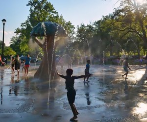 Sprinkler Parks and Splash Pads in New Jersey: Kids running though sprinklers at Warinaco Park