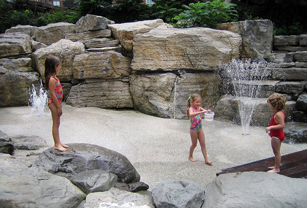 Play fountains and splash pads in NYC Teardrop Park water play area