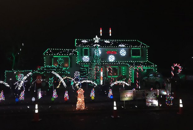 Long Island List Of Houses With Christmas Lights 2022 Long Island Homes With Spectacular Christmas Light Displays In 2021 |  Mommypoppins - Things To Do In Long Island With Kids