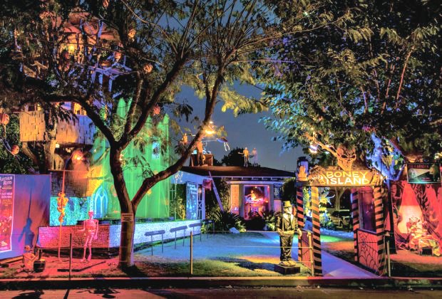 Best Neighborhoods To Trick Or Treat On Halloween Night With Los Angeles Kids Mommypoppins Things To Do In Los Angeles With Kids