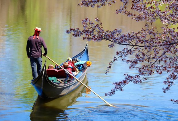 Central Park with kids gondola ride at the Loeb Boathouse