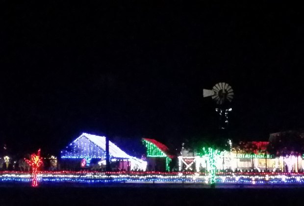 Christmas Light Trail At Dewberry Farm Mommypoppins