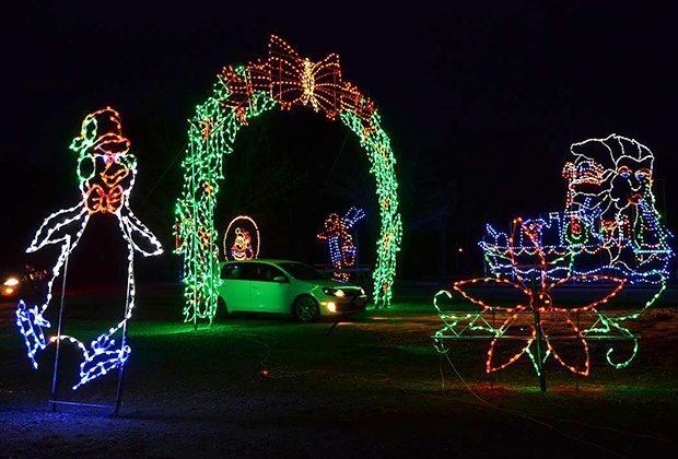 A Drive-Thru Light Bonanza at Skylands Stadium Christmas Light Show ...