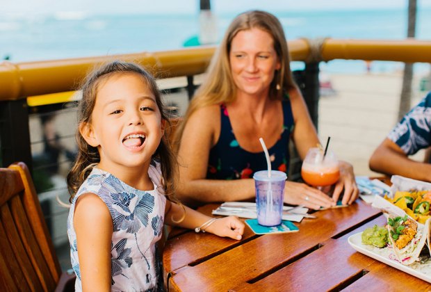 Duke’s Waikiki mom and daughter dining on the beach