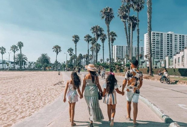 Stroll on the beach in Santa Monica