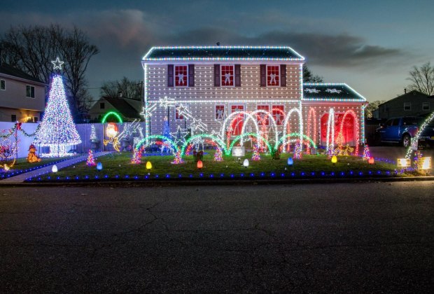 Long Island Houses Christmas Lights 2022 Long Island Homes With Spectacular Christmas Light Displays In 2021 |  Mommypoppins - Things To Do In Long Island With Kids