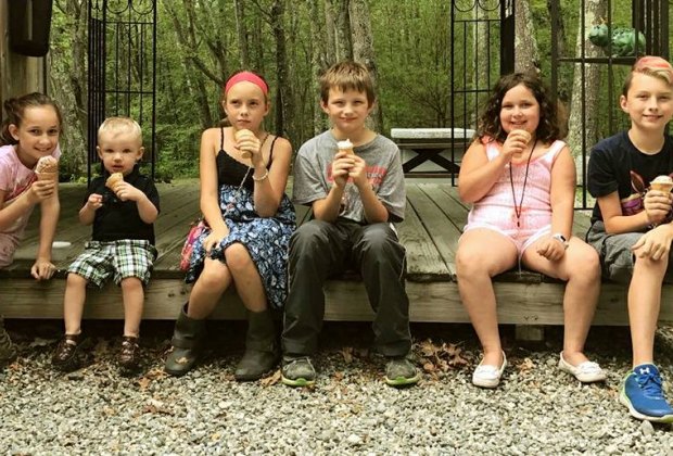 Image of kids eating ice cream - Restaurants Where Kids Can Play