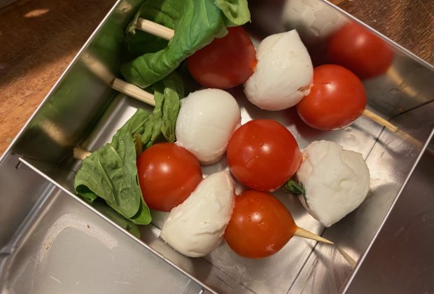 100 School Lunch Ideas for Kids: Tomato caprese skewers