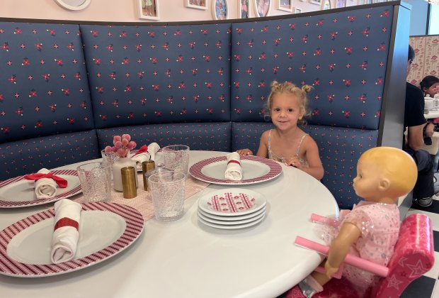 American Girl Store Opens in Los Angeles: American Girl Cafe and teatime