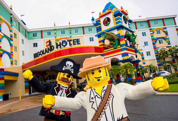 Legoland New York: Minifigures in front of the Legoland Hotel