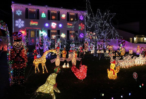 Long Island Homes with Spectacular Holiday Light Displays for 2017