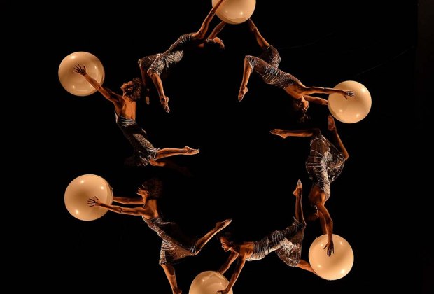 The Joyce Theater: MOMIX : Best Christmas and Holiday Shows in NYC : 