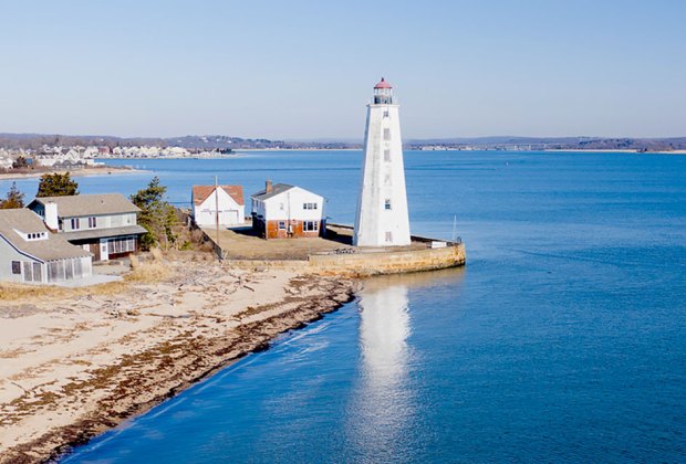 Best Beach Towns for a Weekend Getaway near NYC: Lynde Point Lighthouse in Old Saybrook