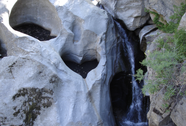 Călătoriile cu cascade pe care fiecare familie din Los Angeles ar trebui să le știe: Heart Rock Falls