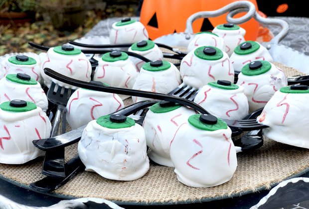  Halloween Party Game Ideas for Tweens and Teens Eyeball Halloween Cookies/Cake Pops