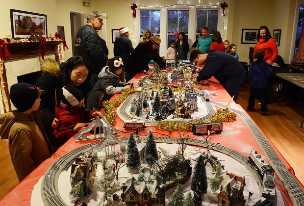 Things To Do On Long Island This Weekend With Kids Trains Santa Fly Over Holiday Parade Bonfire Mommypoppins Things To Do In Long Island With Kids