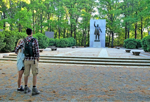 What’s Open in Coronavirus Shutdown in Washington, DC: Parks, Hikes You Can Do While Social Distancing Follow the boardwalk to the statue of the 26th president at Theodore Roosevelt Island. Photo courtesy of StayArlington