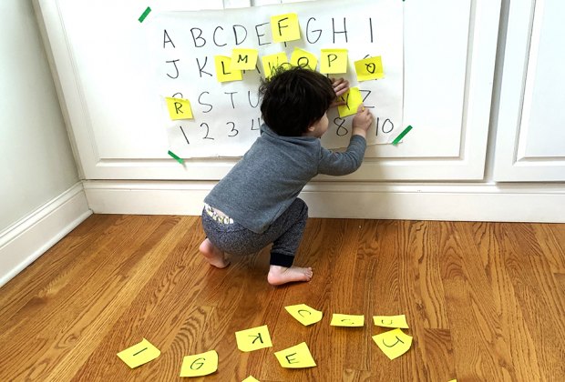 20 Low-Effort Ways to Entertain Toddlers When You’re Sick post-it game