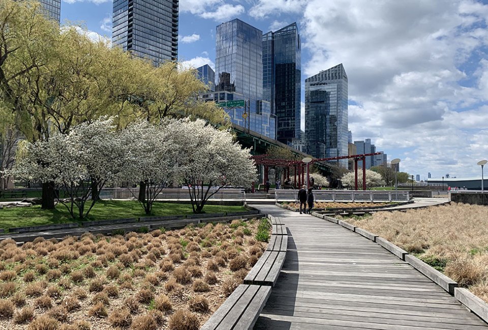 Riverside Park South provides a lovely bridge between the concrete jungle and the Hudson River, and warm weather means it's time to explore this new green space now. 