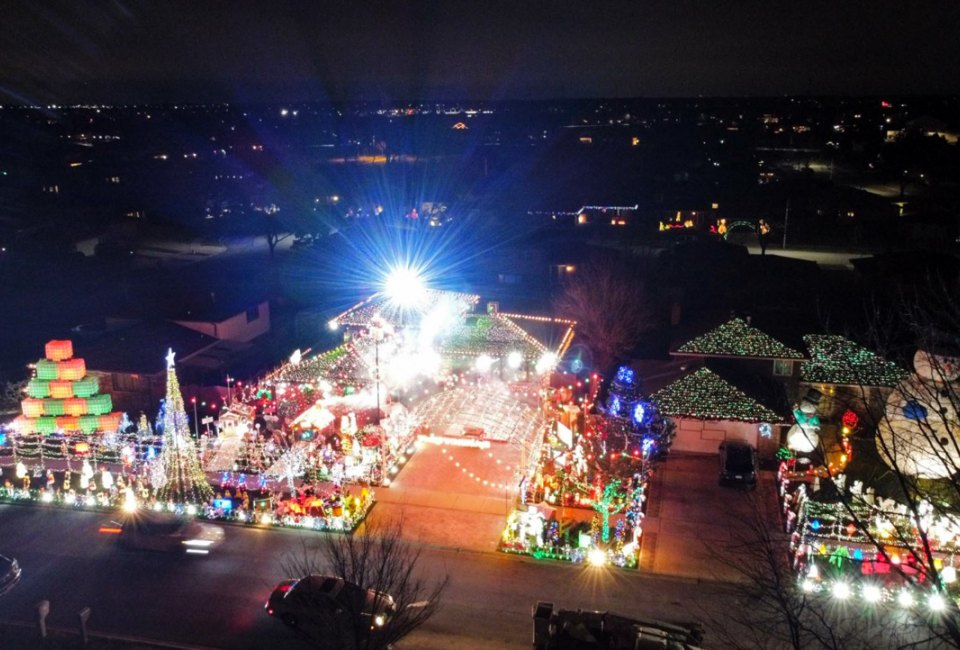 Christmas lights on Avon Lane in Tinley Park