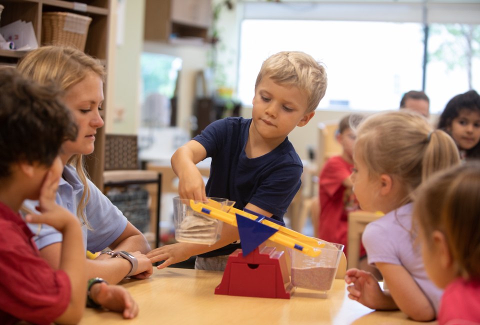 How to Find the Right Chicago Daycare or Preschool for Your Kid Bright Horizons operates more than 1,000 nurturing, enriching, and convenient early education centers across the globe.