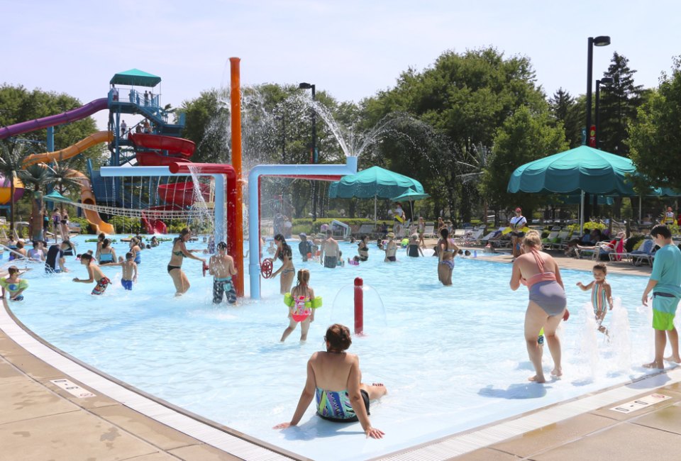 Swimming parties in Chicago: Paradise Bay Waterpark