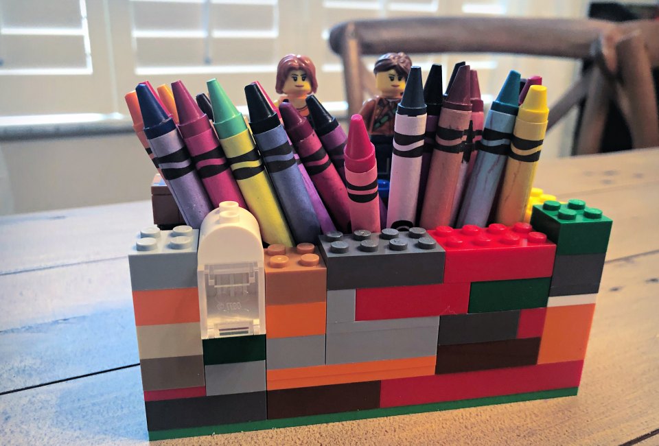 Build a crayon caddy with your Lego!