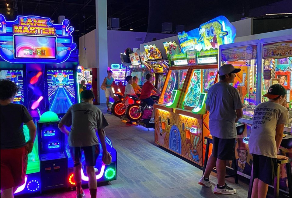Restaurants Near DC Where Kids Can Play: Stratosphere Social