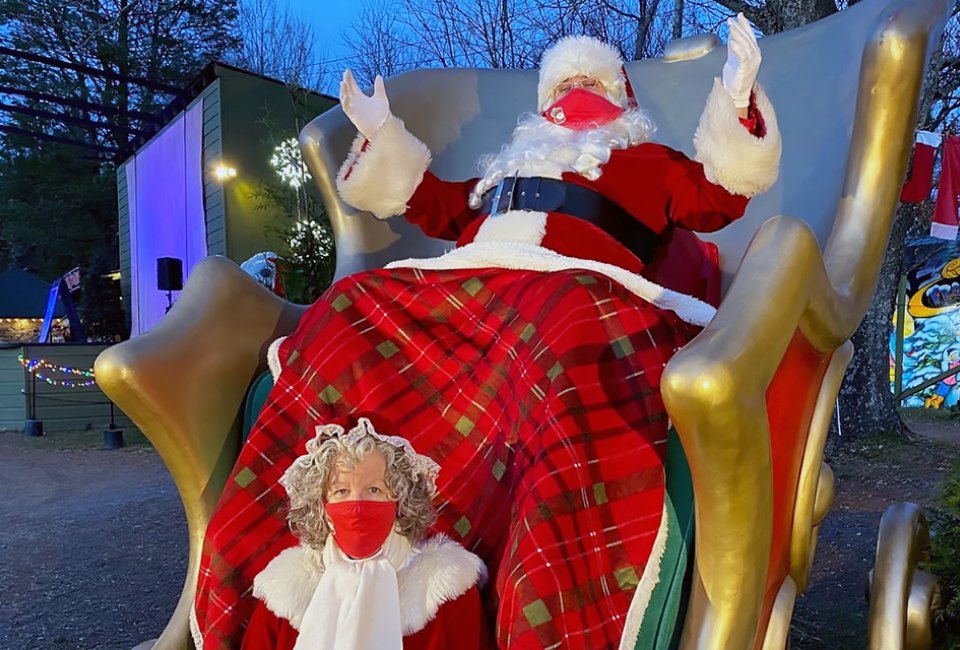 Pictures with Santa in Westchester and the Hudson Valley: Santa and Mrs. Claus in their sleigh