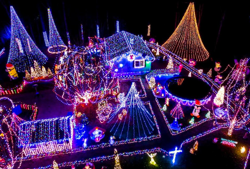 Image of spectacular neighborhood light display on CT home.