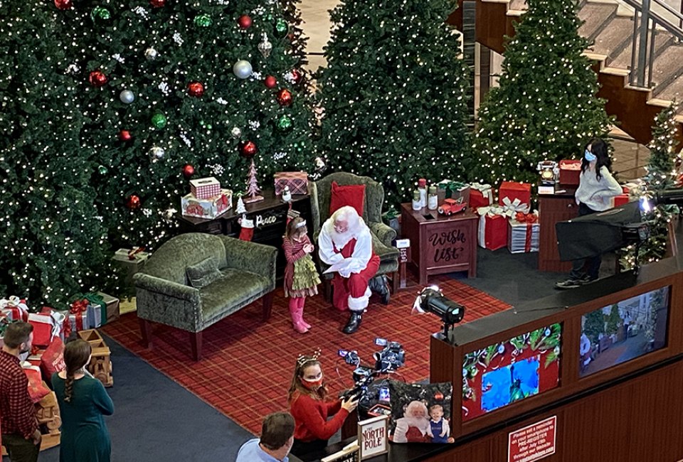 Places to Take Pictures with Santa in Atlanta & Picture-Perfect Breakfast with Santa Take pictures with Santa at Phipps Plaza and make memories forever. Photo courtesy Bill Leffler
