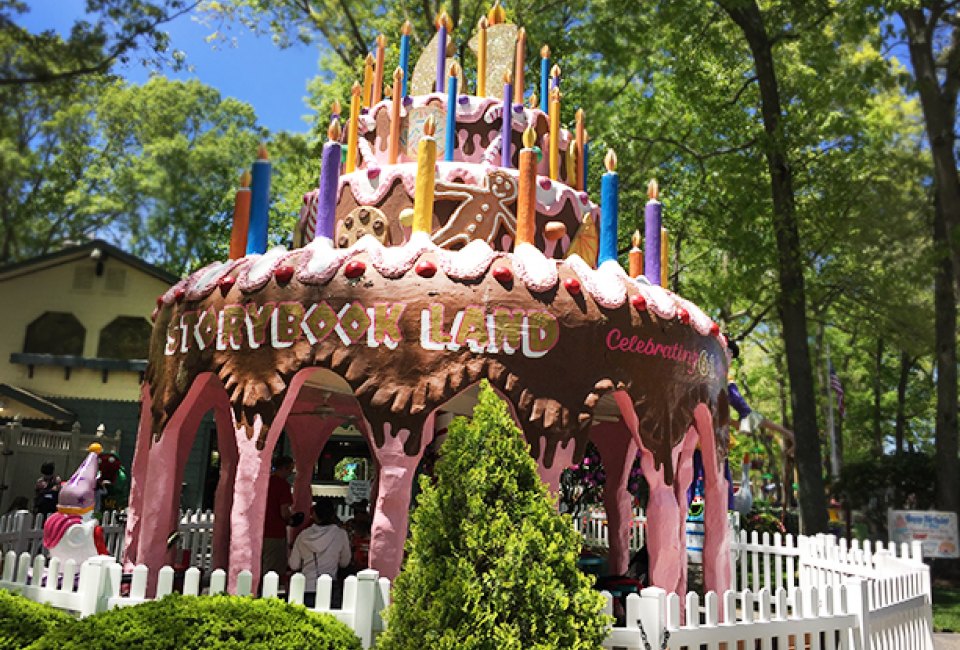 Have lunch or a snack in the Birthday Cake Pavilion. 