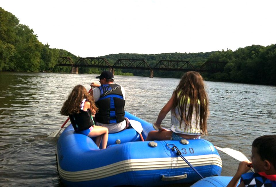 family rafting along the delaware river
