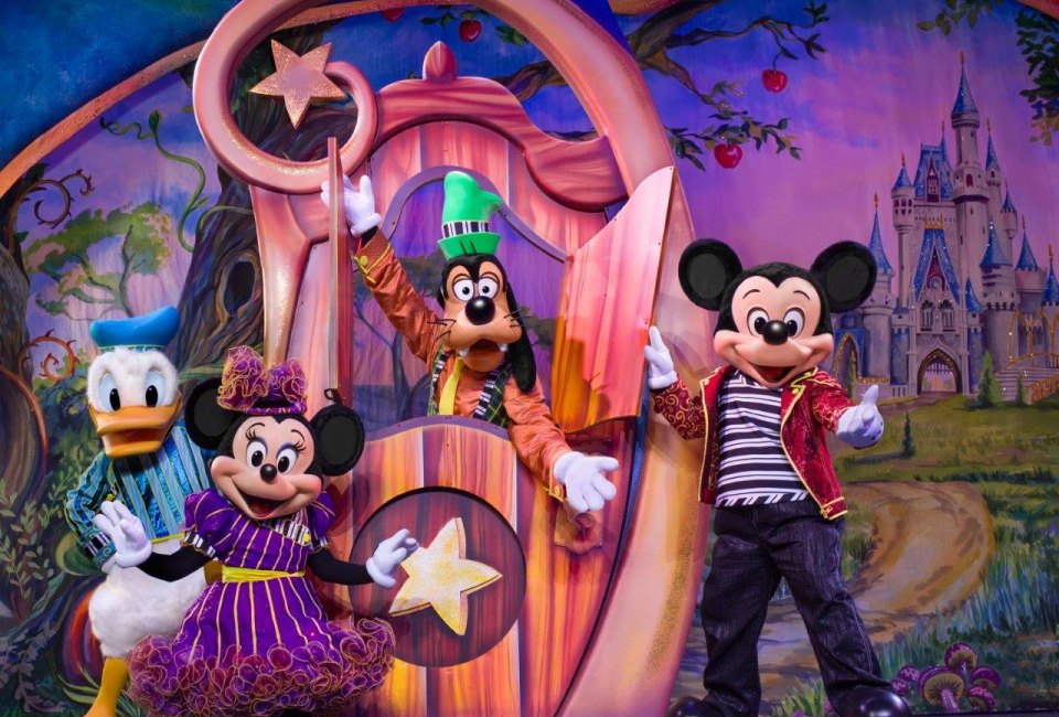 Mickey Mouse brings his friends to the stage in Doorway to Magic