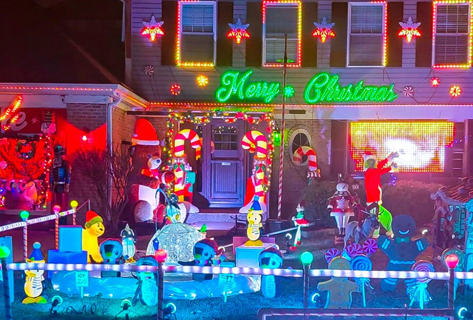 There are many beautiful Christmas lights in Chicago neighborhoods. Photo courtesy of Lights on Easton