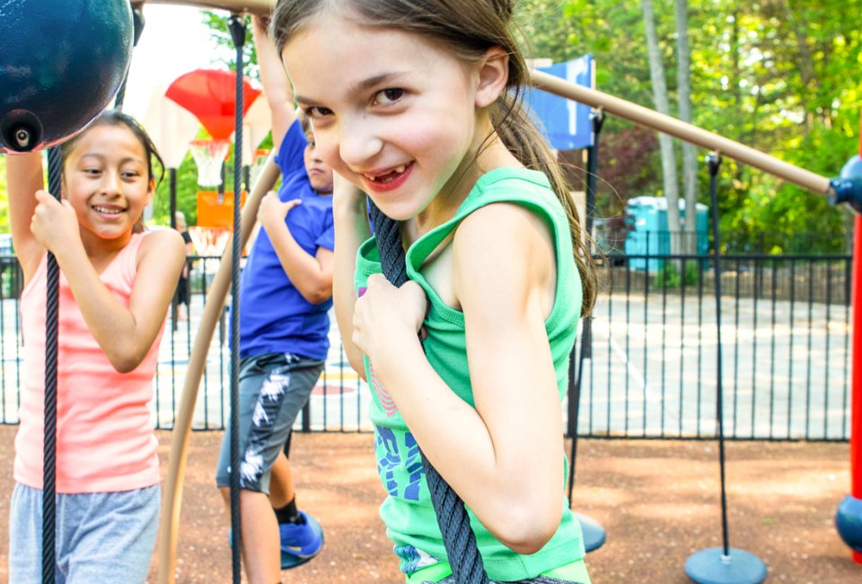 A woman saw a spooky monster behind the door - Playground