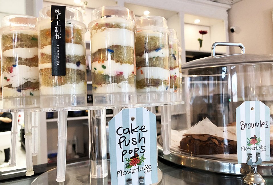 Cake push pops at Flowerbake by Angela are a beautiful and tasty treat. 