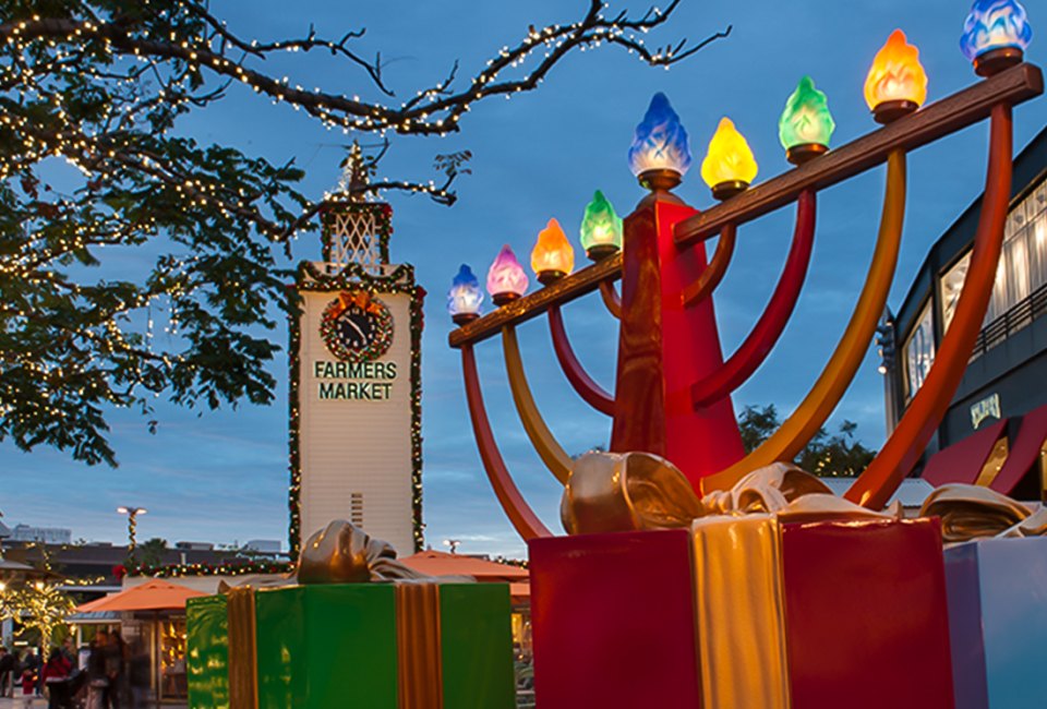 See the giant ice sculpture menorah! Photo courtesy of the Los Angeles Farmers Market.