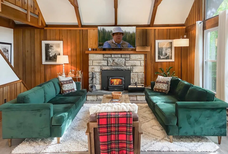 The Living Room in Heidi's Lodge, a cabin rental at Pocono Lake. Photo courtesy of Airbnb