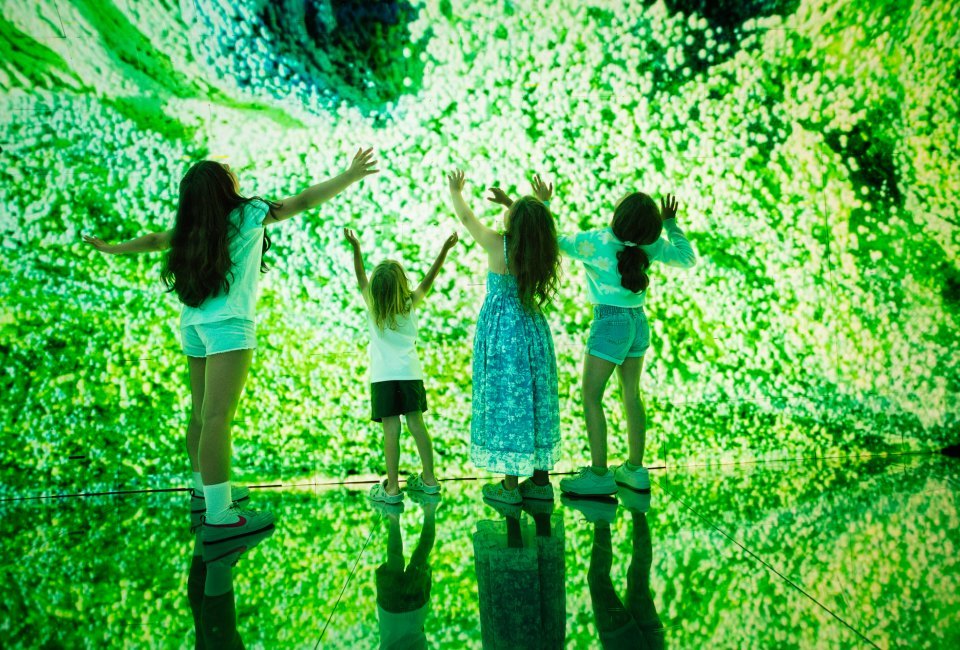 Christmas Vacation in Los Angeles: Balloon Museum and Lux Entertainment