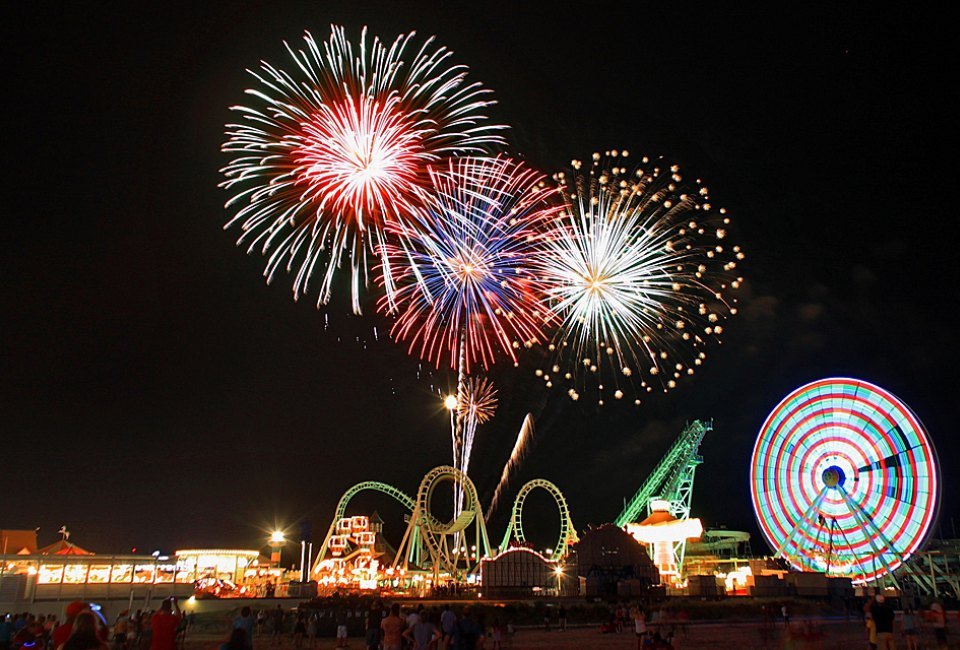 Wildwood sends summer out with a bang with one last Friday night fireworks display on the beach. Photo courtesy of Wildwood, NJ