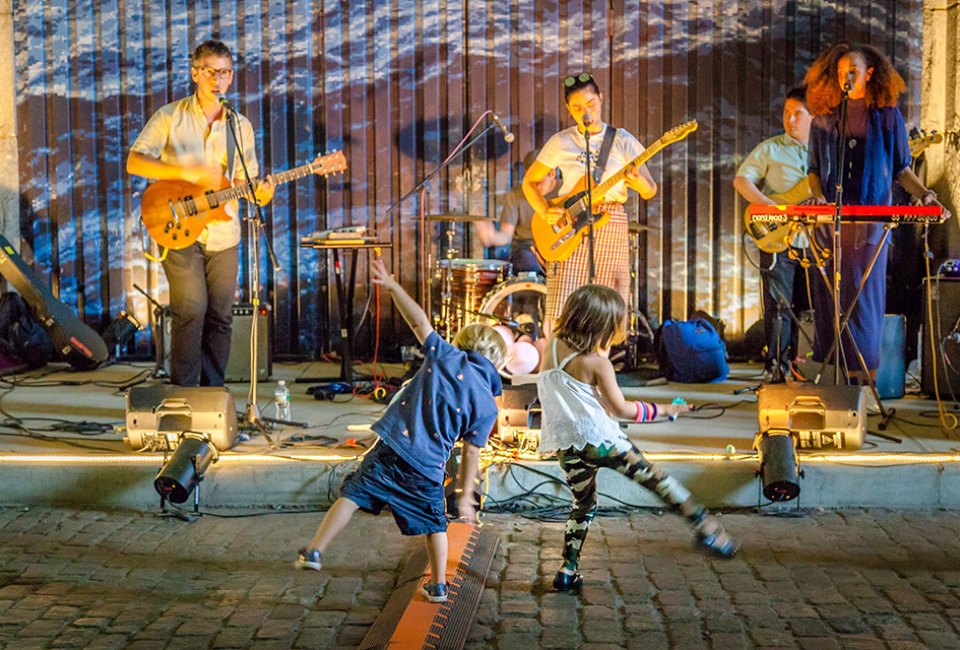 The Live at the Archway series brings tons of family-friendly entertainment to the Dumbo waterfront. Photo by Noemie Trusty