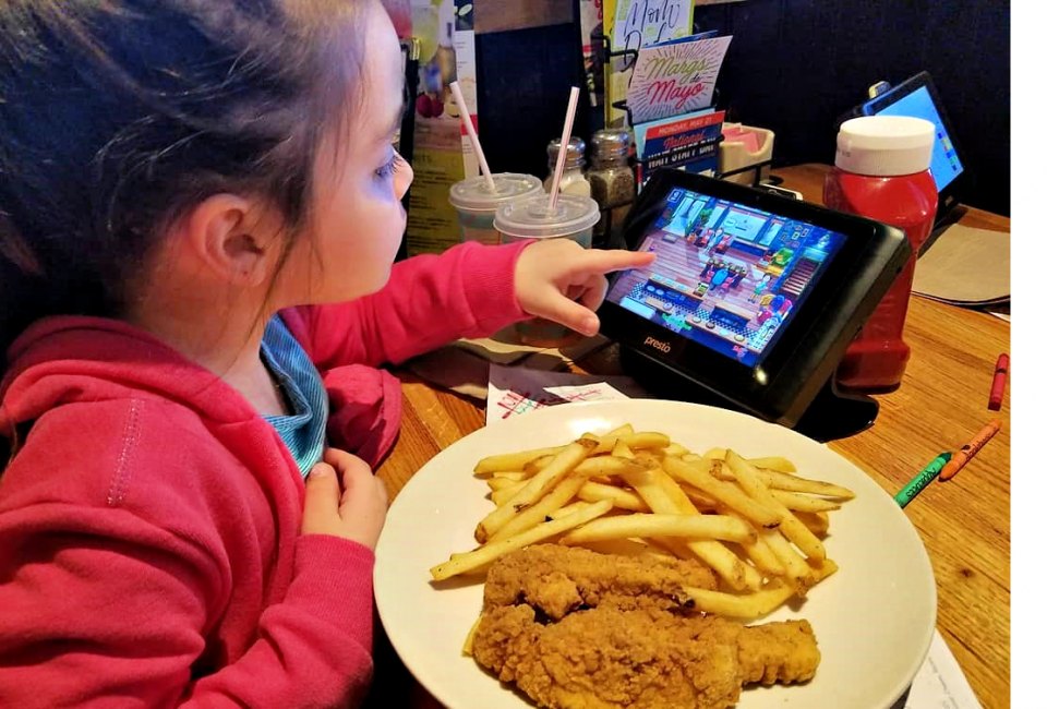 Keep the kids busy at Applebee's with games on a tableside tablet. Photo by Anne Caminiti - Momee Friends of Long Island  www.momeefriendsli.com 