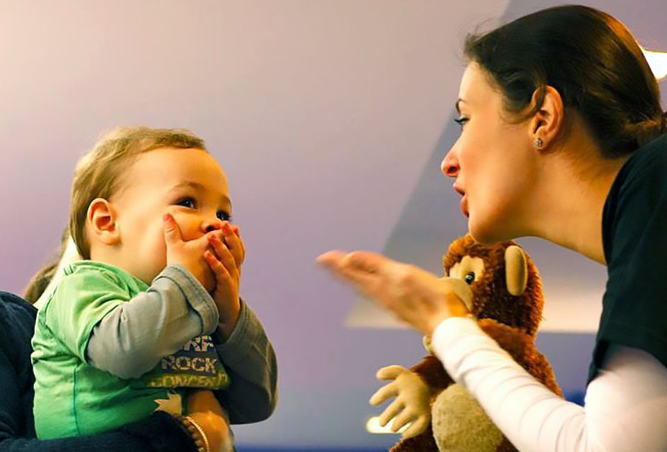 Best Baby Sign Language Classes in NYC Babies take baby sign language classes in NYC at Signing Up. Photo courtesy of Signing Up