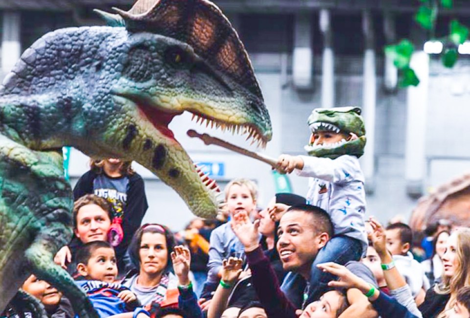 Photo of crowd around a dinosaur exhibit, Best of 2022.