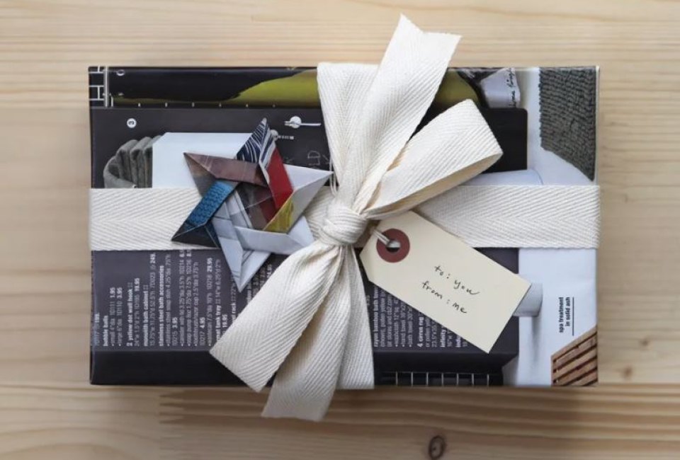 Eco Friendly Gift Wrapping Ideas: recycled magazines