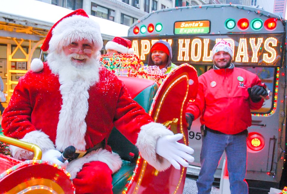 CTA is running its holiday trains and buses in 2023. Photo courtesy of the Chicago Loop Alliance