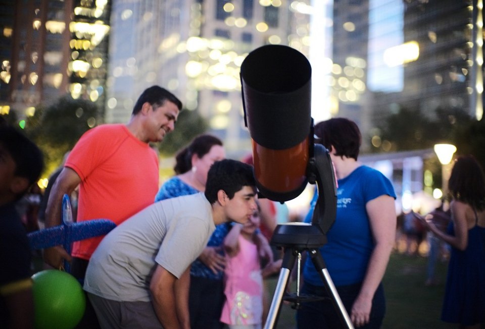 Things to Do in Houston This Weekend: Dia de los Muertos, Stargazing at Discovery Green Spend some time gazing up at the stars with the Houston Astronomical Society at Discovery Green. Photo courtesy of Daniel Ortiz.