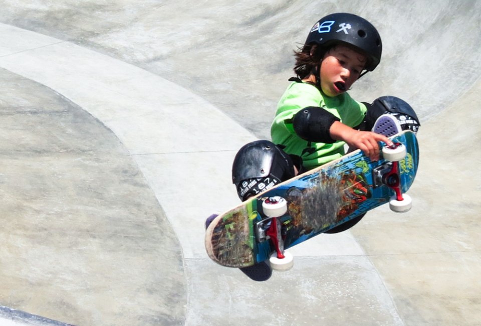 Kid catching air at Venice skate park. Photo by Maxium Pandacc