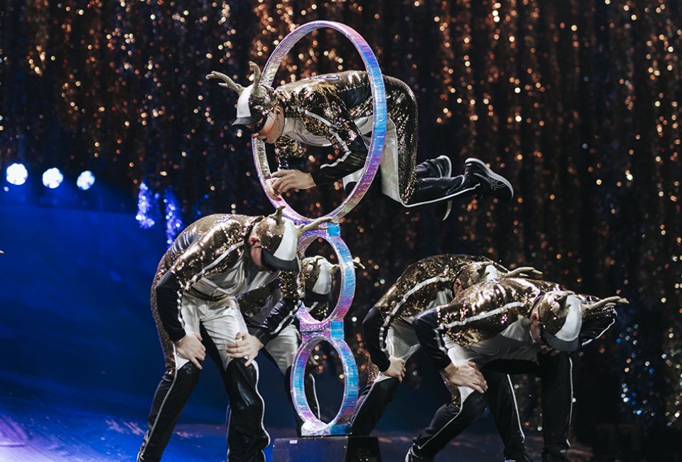 Cirque du Soleil Brings Acrobatics and Holiday Magic to The Fox